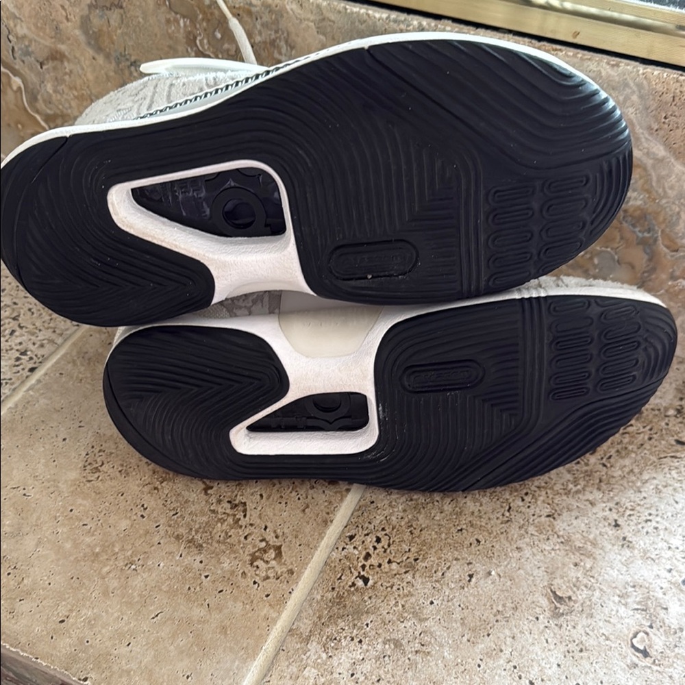 Nike White and Black Athletic Sneakers - Picture 3 of 5